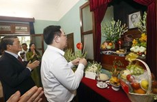 Le président de l’Assemblée nationale rend hommage au Président Hô Chi Minh