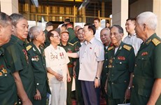 Le président de l’Assemblée nationale rencontre d’anciens combattants prisonniers de guerre de Nghê An