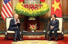 Le président Vo Van Thuong rencontre le président américain Joe Biden à Hanoi