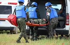 Des soldats de la paix vietnamiens et étrangers démontrent leurs compétences en matière d'intervention d'urgence