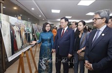 Le président de l’AN Vuong Dinh Huê assiste à une exposition de photos sur les liens Vietnam-Bangladesh