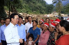 Le président Vo Van Thuong rend visite aux familles touchées par la crue soudaine à Lao Cai