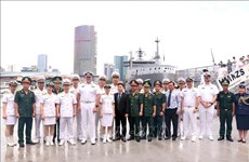 Deux navires de la Marine royale néo-zélandaise visitent le Vietnam