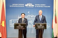 Le président de l'Assemblée nationale vietnamienne et son homologue bulgare rencontrent la presse