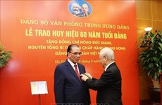 L’ex-secrétaire général Nông Duc Manh mis à l’honneur pour ses 60 ans au Parti