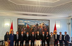 Le vice-président de l'AN Nguyen Khac Dinh en visite au Kirghizistan