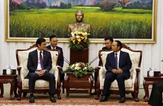 Le vice-président lao reçoit une délégation de jeunes vietnamiens