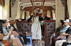 A Da Lat, le train ancien se transforme en théâtre avec des spectacles de musique gratuits
