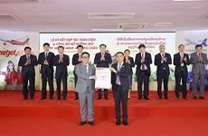 Le président de l'AN à la signature d'un accord de coopération entre Vietjet Air et Lao Airlines