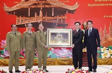 Le président de l’AN Vuong Dinh Huê se rend à l’Académie politique de la Police lao