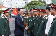 Le président Vo Van Thuong visite la 5e zone militaire