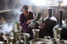 Dans le Centre, les tenants de l’art de la poterie du peuple Chăm sont ravis 