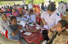Des médecins vietnamiens au chevet des Vietnamiens résidant au Laos