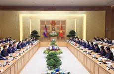 Entretien entre les Premiers ministres vietnamien et cambodgien