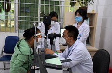 Fred Hollows Vietnam aide Ba Ria – Vung Tau à améliorer les services réfractifs