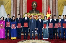 Le chef de l’État remet ses décisions de nomination à 26 nouveaux ambassadeurs