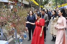 Les épouses du président vietnamien et de son homologue philippine visitent le vieux quartier de Hanoï