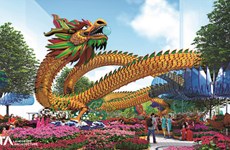 Deux dragons géants tiennent la vedette dans la rue florale Nguyên Huê