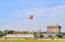 Près de 57.000 personnes visitent le mausolée du Président Hô Chi Minh pendant le Têt