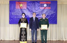 Des distinctions honorifiques du Laos remises à des collectifs et particuliers vietnamiens