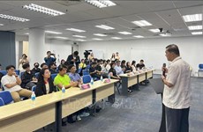 Des étudiants vietnamiens explorent le marché de l'emploi à Singapour