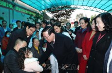 Le chef de l'État félicite le personnel du secteur de la santé à Ha Nam