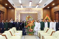 Mme Truong Thi Mai rend visite aux médecins de l’Hôpital central militaire 108