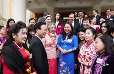 Le président Vo Van Thuong rencontre des intellectuels, scientifiques et artistes distingués