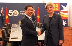 Le ministre des AE Bui Thanh Son rencontre des responsables australiens à Melbourne