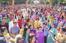 Plus de 5.000 personnes à un défilé de l’"ao dai" à Ho Chi Minh-Ville