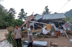 Dix neuf morts et sept disparus à cause des inondations et glissements de terrain en Indonésie  