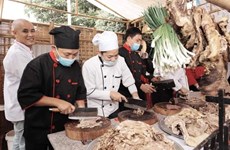 Soixante-cinq maîtres cuisiniers et experts culinaires se réuniront au Festival du Pho 2024