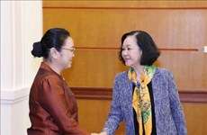 Une membre du Politburo accueille la nouvelle ambassadrice du Laos au Vietnam