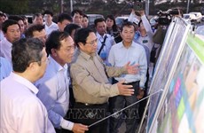 Le PM examine des ouvrages dans la province de Tien Giang