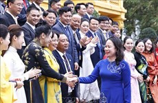 La présidente par intérim Vo Thi Anh Xuan rencontre des jeunes entrepreneurs 