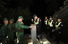Patrouilles et inspections conjointes de nuit à la frontière Vietnam-Chine