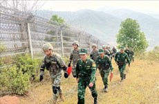 Des gardes-frontières vietnamiens et chinois effectuent une patrouille conjointe