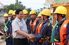 Le Premier ministre examine plusieurs ouvrages à Thua Thien-Hue