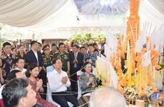 Des dirigeants du Parti et de l'État participent à une célébration de la fête lao Bunpimay à Hanoï