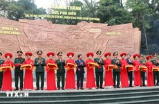 Inauguration du bas-relief "Oncle Ho parle à la grande armée pionnière au Temple des rois fondateurs Hung"