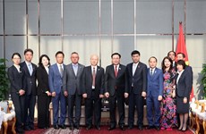 Le président de l’Assemblée nationale Vuong Dinh Hue rencontre des dirigeants de grands groupes chinois