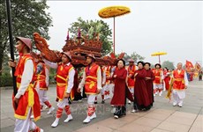 La procession de palanquins vers le temple des rois Hùng 