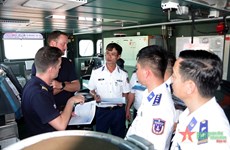 Les garde-côtes vietnamiens et la frégate française Vendémiaire s'entraînent ensemble en mer