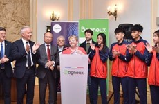 La maire de Bagneux (France) reçoit des jeunes athlètes vietnamiens de Taekwondo