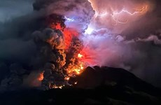 L'Indonésie met en garde contre un tsunami alors que son volcan entre en éruption