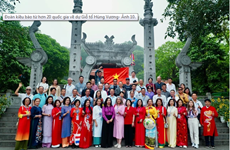 Des Vietnamiens d'outre-mer rendent hommage aux rois fondateurs Hùng à Phú Tho