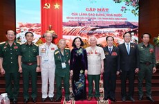 Des dirigeants du Parti et de l’Etat rencontrent des anciens combattants de la campagne de Diên Biên Phu