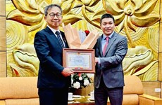 L'ambassadeur du Japon reçoit l’insigne "Pour la paix et l'amitié entre les nations"