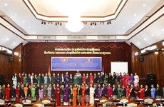 Les députées vietnamiennes et lao discutent du rôle des femmes en politique