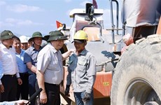 Le PM Pham Minh Chinh inspecte les travaux d’un grand projet autoroutier